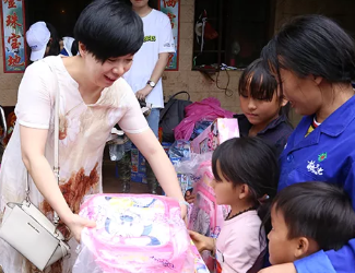 當(dāng)走在前面的時候，別忘了拉后面的人一把——記干塘子村捐助